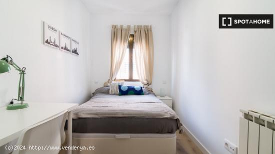 ¡Habitaciones en alquiler en un apartamento de 3 dormitorios en Madrid! - MADRID