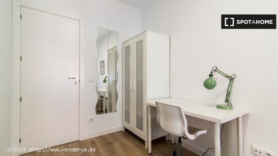 ¡Habitaciones en alquiler en un apartamento de 3 dormitorios en Madrid! - MADRID