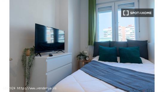 ¡Habitaciones en alquiler en un apartamento de 4 habitaciones en Madrid! - MADRID