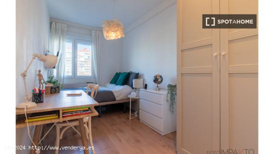 ¡Habitaciones en alquiler en un apartamento de 4 habitaciones en Madrid! - MADRID