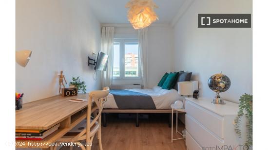 ¡Habitaciones en alquiler en un apartamento de 4 habitaciones en Madrid! - MADRID