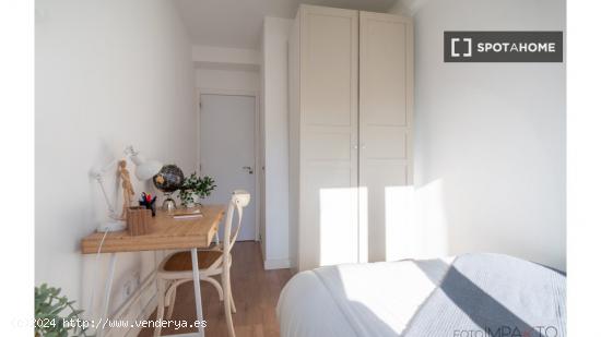 ¡Habitaciones en alquiler en un apartamento de 4 habitaciones en Madrid! - MADRID