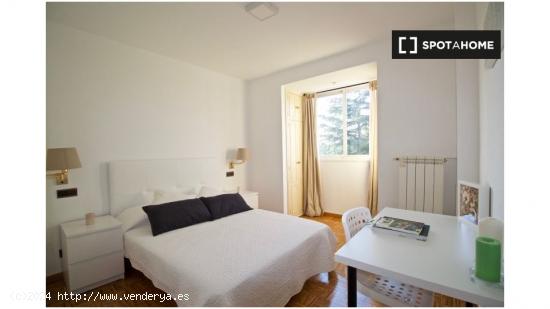 ¡Habitaciones en alquiler en un apartamento de 4 habitaciones en Madrid! - MADRID