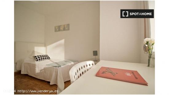 ¡Habitaciones en alquiler en un apartamento de 4 habitaciones en Madrid! - MADRID