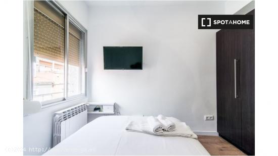 ¡Habitaciones en alquiler en un apartamento de 4 habitaciones en Madrid! - MADRID