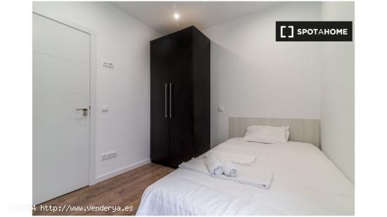 ¡Habitaciones en alquiler en un apartamento de 4 habitaciones en Madrid! - MADRID