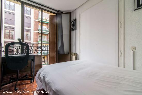  ¡Habitaciones en alquiler en un apartamento de 4 habitaciones en Madrid! - MADRID 