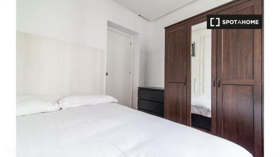 ¡Habitaciones en alquiler en un apartamento de 4 habitaciones en Madrid! - MADRID