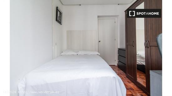 ¡Habitaciones en alquiler en un apartamento de 4 habitaciones en Madrid! - MADRID