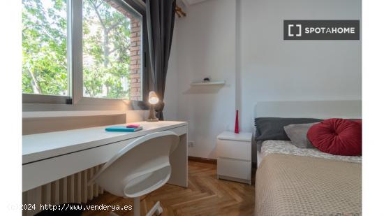 ¡Habitaciones en alquiler en un apartamento de 5 habitaciones en Madrid! - MADRID