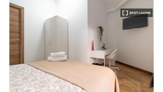 ¡Habitaciones en alquiler en un apartamento de 5 habitaciones en Madrid! - MADRID