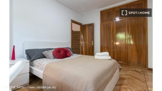 ¡Habitaciones en alquiler en un apartamento de 5 habitaciones en Madrid! - MADRID