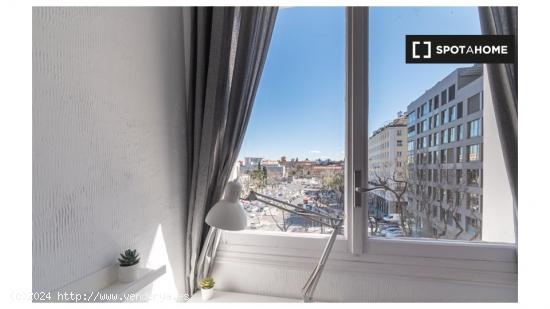 ¡Habitaciones en alquiler en un apartamento de 6 habitaciones en Madrid! - MADRID