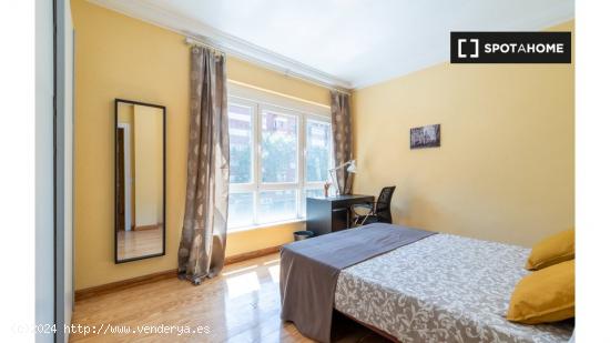 ¡Habitaciones en alquiler en un apartamento de 5 habitaciones en Madrid! - MADRID