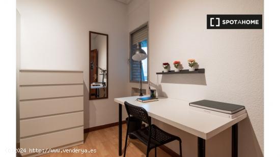 Alquiler de habitaciones en apartamento de 4 dormitorios en Pacífico - MADRID