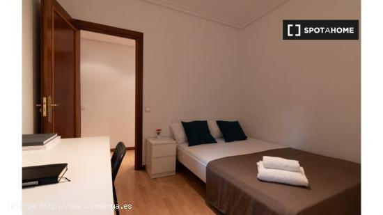 Alquiler de habitaciones en apartamento de 4 dormitorios en Pacífico - MADRID