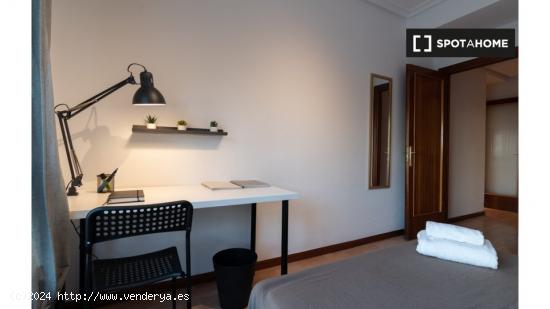 Alquiler de habitaciones en apartamento de 4 dormitorios en Pacífico - MADRID