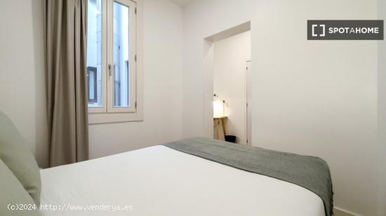 Se alquila habitación con aire acondicionado en piso de 5 habitaciones en Gotic - BARCELONA