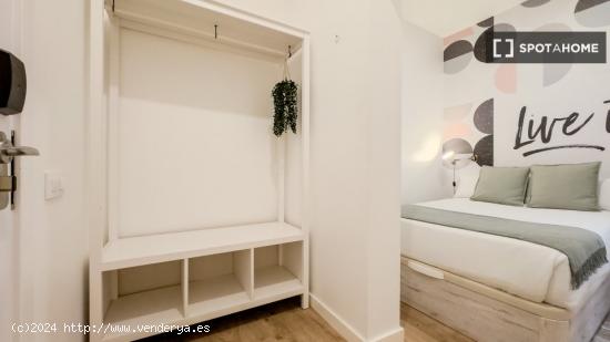 Se alquila habitación con aire acondicionado en piso de 5 habitaciones en Gotic - BARCELONA