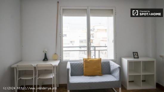 Se alquila habitación en piso de 5 dormitorios en Valencia - VALENCIA