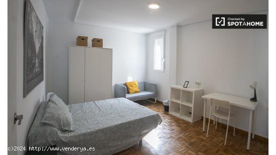 Se alquila habitación en piso de 5 dormitorios en Valencia - VALENCIA