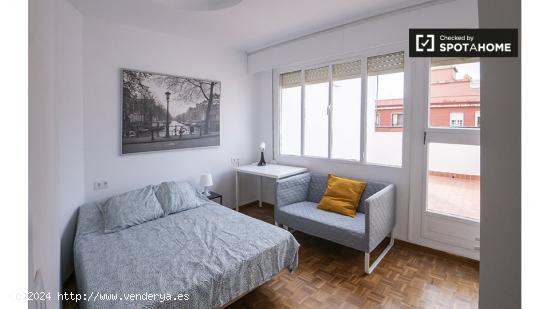 Se alquila habitación en piso de 5 dormitorios en Valencia - VALENCIA