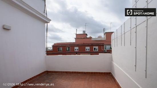 Se alquila habitación en piso de 5 dormitorios en Valencia - VALENCIA