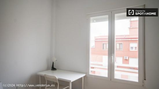 Se alquila habitación en piso de 5 dormitorios en Valencia - VALENCIA