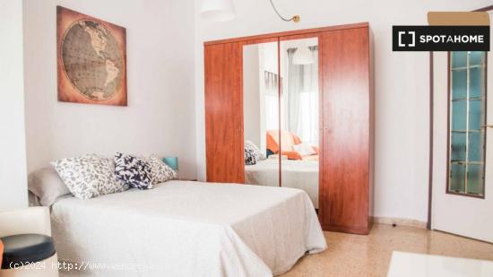 Habitaciones en alquiler en apartamento de 4 dormitorios en Valencia. - VALENCIA