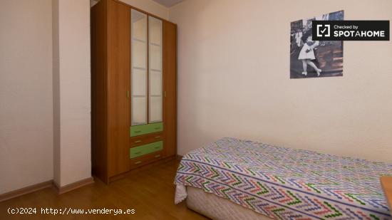 Amplia habitación con estantería en piso compartido, Los Pajaritos - GRANADA