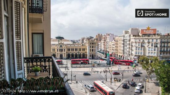 Acogedora habitación en un apartamento de 10 habitaciones en Ciutat Vella - VALENCIA