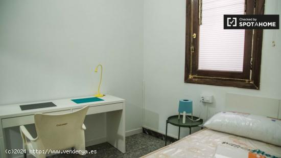 Habitación amueblada en un apartamento de 10 habitaciones en Ciutat Vella - VALENCIA