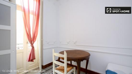 Amplia habitación en apartamento de 10 habitaciones en Ciutat Vella. - VALENCIA