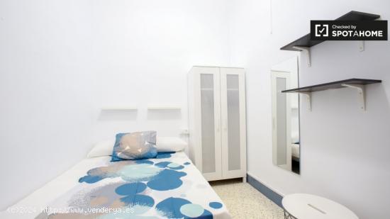 Habitación ordenada en el apartamento de 10 dormitorios en Ciutat Vella - VALENCIA