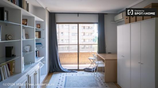 Habitaciones en piso de 5 dormitorios en Valencia - VALENCIA