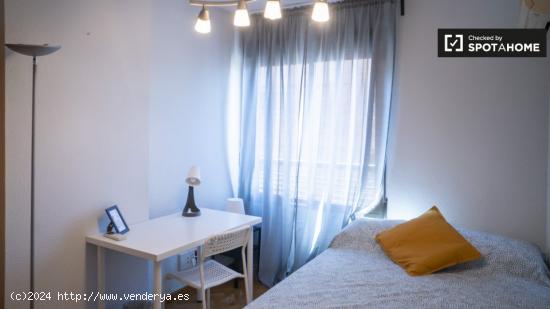 Habitaciones en piso de 5 dormitorios en Valencia - VALENCIA