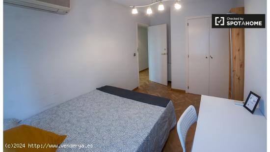 Habitaciones en piso de 5 dormitorios en Valencia - VALENCIA