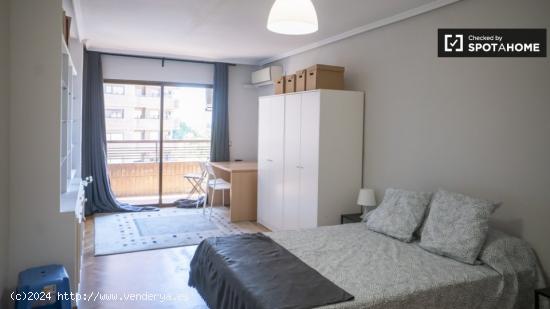 Habitaciones en piso de 5 dormitorios en Valencia - VALENCIA