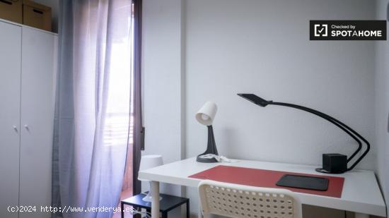 Habitaciones en piso de 5 dormitorios en Valencia - VALENCIA