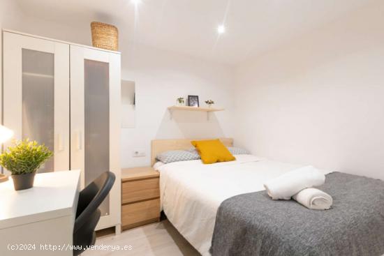  Habitaciones en alquiler en piso de 5 habitaciones en Barcelona *¡Perfecto para mujeres!* - BARCELO 