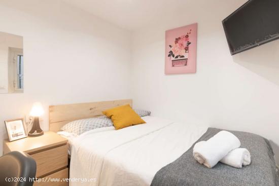  Habitaciones en alquiler en piso de 5 habitaciones en Barcelona *¡Perfecto para mujeres!* - BARCELO 