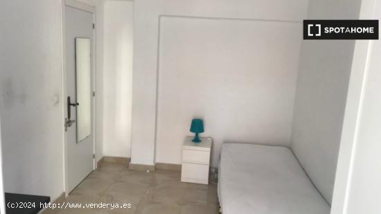 Alquiler de habitaciones en apartamento de 5 dormitorios en Rascanya, Valencia - VALENCIA