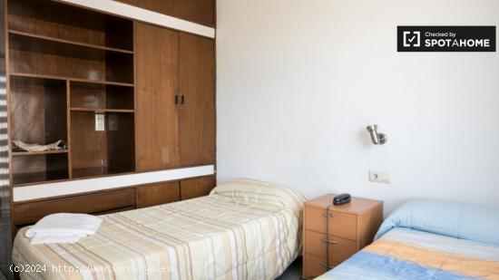 Dormitorio con baño en residencia grande en Ciudad Universitaria - MADRID