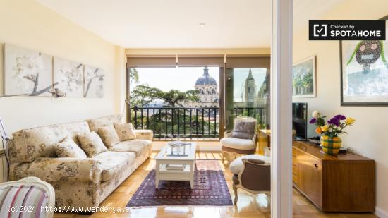 Elegante apartamento de 2 dormitorios con vistas impresionantes en Madrid centro de la ciudad - MADR