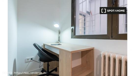 ¡Habitaciones en alquiler en un apartamento de 4 habitaciones en Madrid! - MADRID