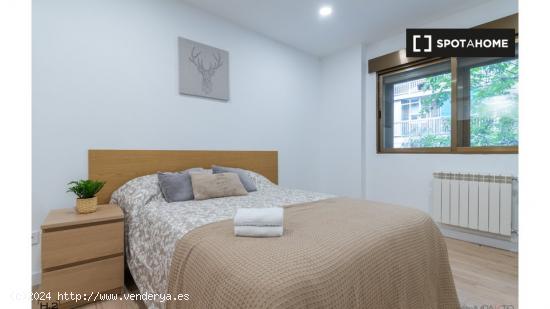 ¡Habitaciones en alquiler en un apartamento de 4 habitaciones en Madrid! - MADRID