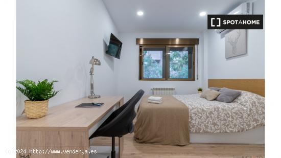 ¡Habitaciones en alquiler en un apartamento de 4 habitaciones en Madrid! - MADRID