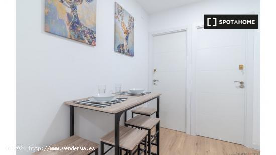 ¡Habitaciones en alquiler en un apartamento de 4 habitaciones en Madrid! - MADRID