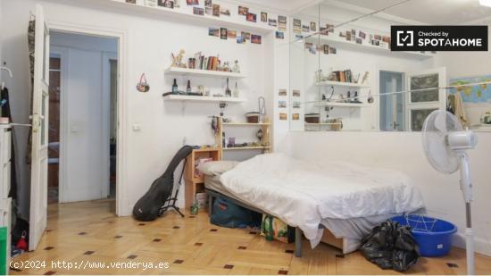 Habitaciones en apartamento de 5 dormitorios en Malasaña, Madrid - MADRID