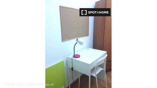 Acogedora habitación en un apartamento de 6 dormitorios en Malasaña, Madrid - MADRID